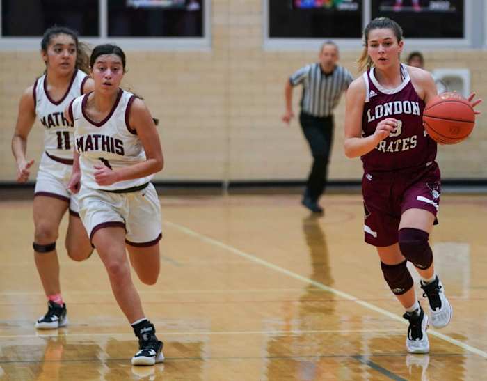 mathis-london-girls-basketball-playoffs00012